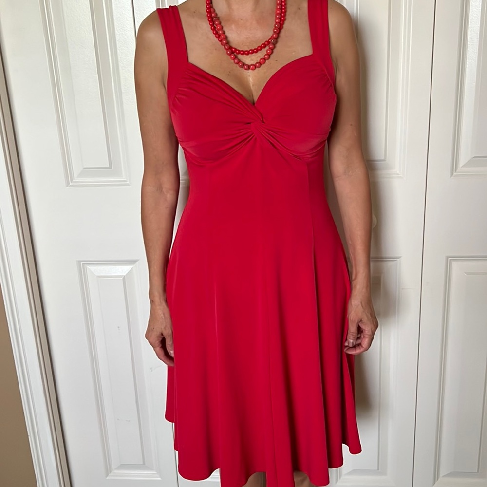Really pretty dress with a sexy sweetheart neckline.